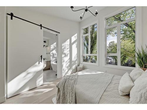 2528 4 Avenue Nw, Calgary, AB - Indoor Photo Showing Bedroom