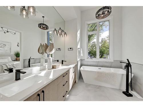 2528 4 Avenue Nw, Calgary, AB - Indoor Photo Showing Bathroom