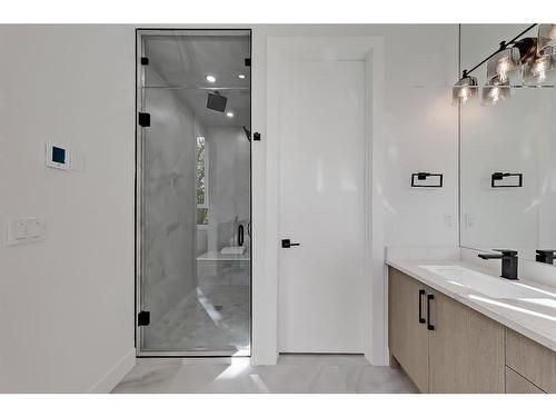 2528 4 Avenue Nw, Calgary, AB - Indoor Photo Showing Bathroom