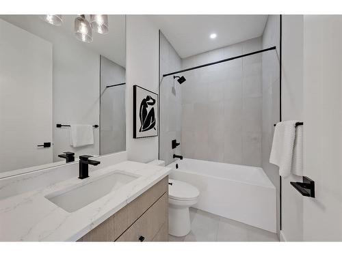 2528 4 Avenue Nw, Calgary, AB - Indoor Photo Showing Bathroom