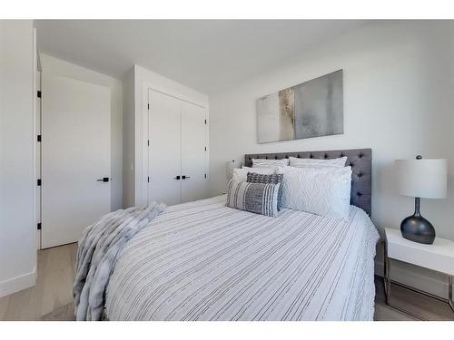 2528 4 Avenue Nw, Calgary, AB - Indoor Photo Showing Bedroom