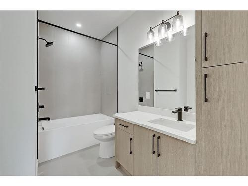 2528 4 Avenue Nw, Calgary, AB - Indoor Photo Showing Bathroom