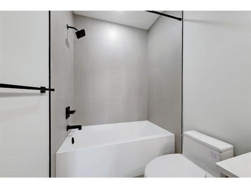 2528 4 Avenue Nw, Calgary, AB - Indoor Photo Showing Bathroom