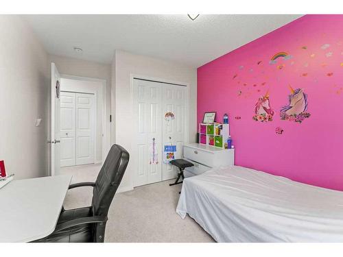 221 Hillcrest Road, Airdrie, AB - Indoor Photo Showing Bedroom