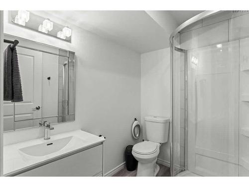 221 Hillcrest Road, Airdrie, AB - Indoor Photo Showing Bathroom