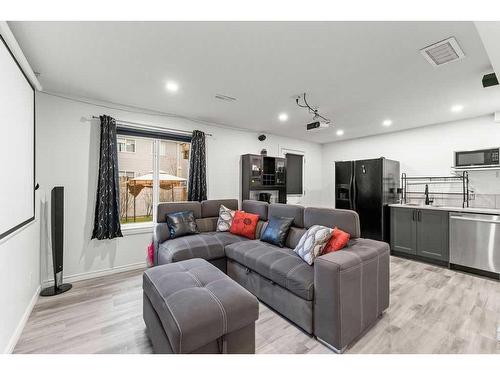 221 Hillcrest Road, Airdrie, AB - Indoor Photo Showing Living Room