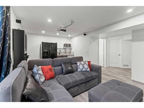 221 Hillcrest Road, Airdrie, AB - Indoor Photo Showing Living Room