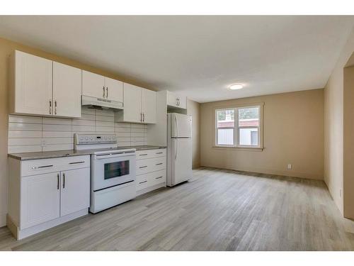 204 Windsor Avenue, Diamond Valley, AB - Indoor Photo Showing Kitchen