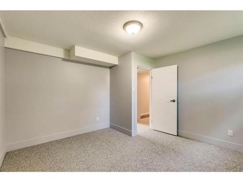 204 Windsor Avenue, Diamond Valley, AB - Indoor Photo Showing Other Room