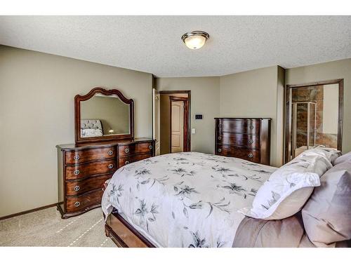 57 Eversyde Manor Sw, Calgary, AB - Indoor Photo Showing Bedroom