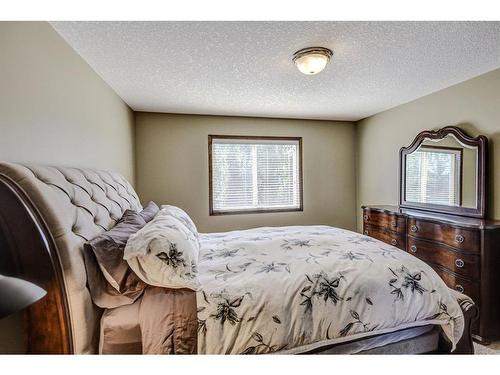 57 Eversyde Manor Sw, Calgary, AB - Indoor Photo Showing Bedroom