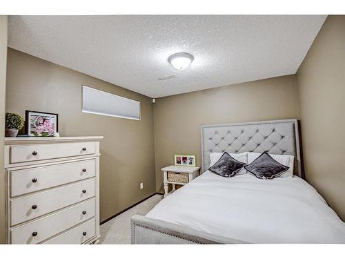 57 Eversyde Manor Sw, Calgary, AB - Indoor Photo Showing Bedroom