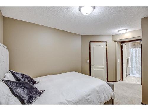 57 Eversyde Manor Sw, Calgary, AB - Indoor Photo Showing Bedroom