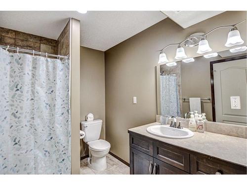 57 Eversyde Manor Sw, Calgary, AB - Indoor Photo Showing Bathroom