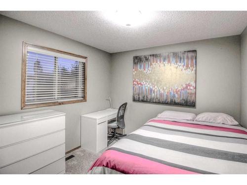 57 Eversyde Manor Sw, Calgary, AB - Indoor Photo Showing Bedroom