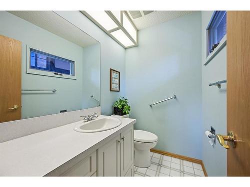 2815 14 Avenue Nw, Calgary, AB - Indoor Photo Showing Bathroom