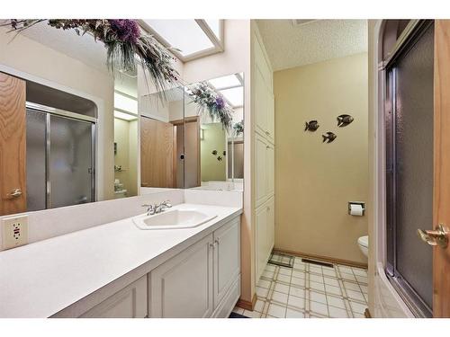 2815 14 Avenue Nw, Calgary, AB - Indoor Photo Showing Bathroom