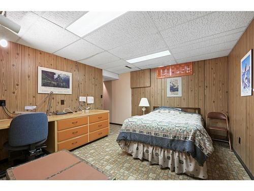 2815 14 Avenue Nw, Calgary, AB - Indoor Photo Showing Bedroom