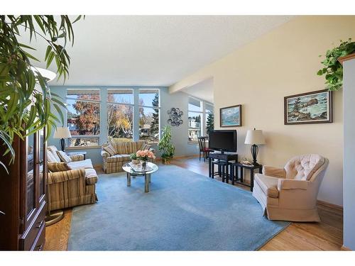 2815 14 Avenue Nw, Calgary, AB - Indoor Photo Showing Living Room