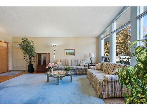 2815 14 Avenue Nw, Calgary, AB - Indoor Photo Showing Living Room