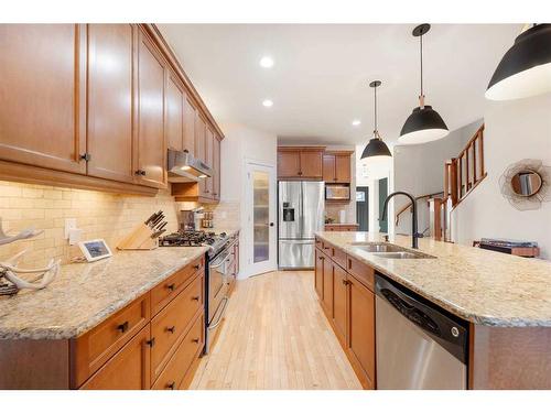 140 41 Avenue Nw, Calgary, AB - Indoor Photo Showing Kitchen With Double Sink With Upgraded Kitchen