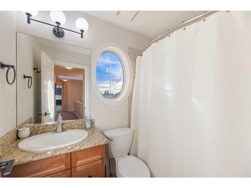 140 41 Avenue Nw, Calgary, AB - Indoor Photo Showing Bathroom