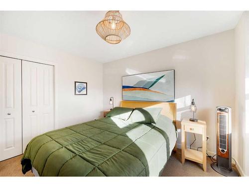 140 41 Avenue Nw, Calgary, AB - Indoor Photo Showing Bedroom