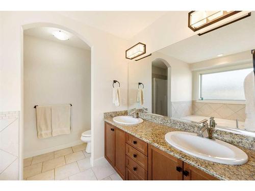 140 41 Avenue Nw, Calgary, AB - Indoor Photo Showing Bathroom