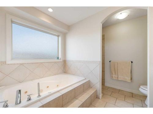 140 41 Avenue Nw, Calgary, AB - Indoor Photo Showing Bathroom