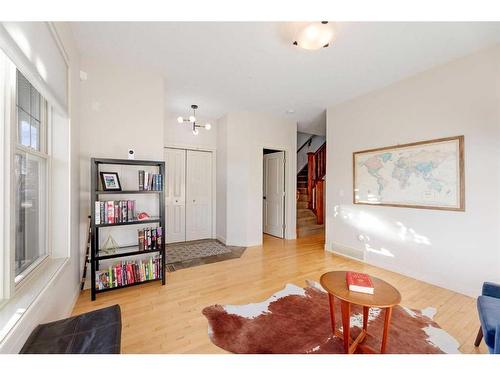 140 41 Avenue Nw, Calgary, AB - Indoor Photo Showing Living Room