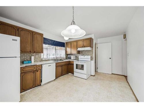 32 Allandale Close Se, Calgary, AB - Indoor Photo Showing Kitchen