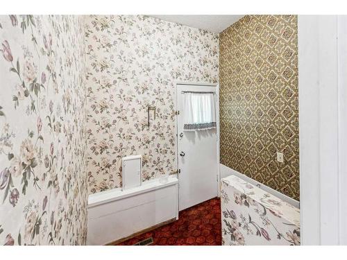 32 Allandale Close Se, Calgary, AB - Indoor Photo Showing Bathroom