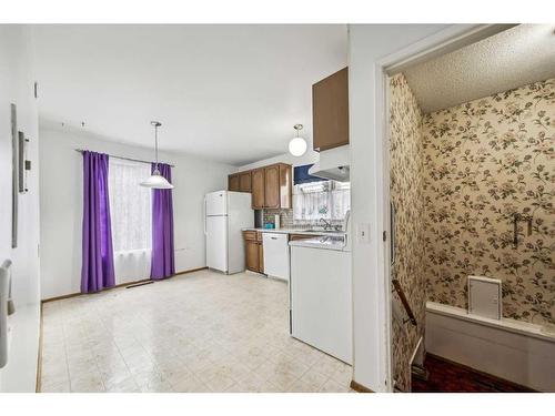 32 Allandale Close Se, Calgary, AB - Indoor Photo Showing Kitchen