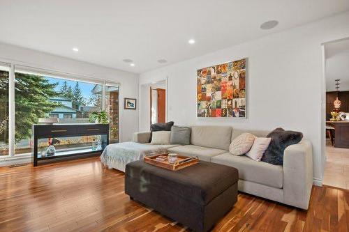 404 129 Avenue Se, Calgary, AB - Indoor Photo Showing Living Room