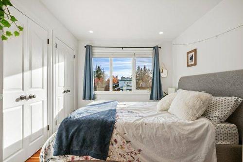 404 129 Avenue Se, Calgary, AB - Indoor Photo Showing Bedroom