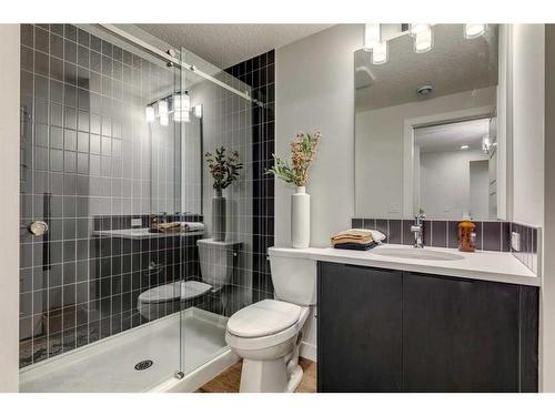 17 Cliff Street, Okotoks, AB - Indoor Photo Showing Bathroom