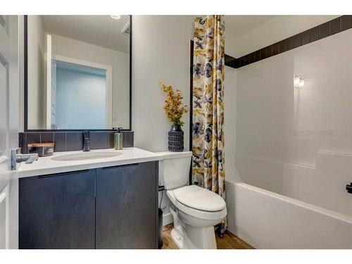 17 Cliff Street, Okotoks, AB - Indoor Photo Showing Bathroom