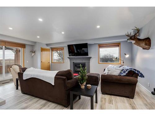 31042 Range Road 281, Rural Mountain View County, AB - Indoor Photo Showing Living Room With Fireplace