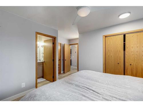 31042 Range Road 281, Rural Mountain View County, AB - Indoor Photo Showing Bedroom