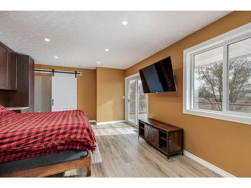 31042 Range Road 281, Rural Mountain View County, AB - Indoor Photo Showing Bedroom