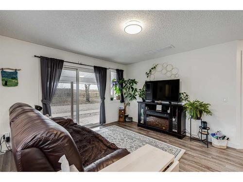 31042 Range Road 281, Rural Mountain View County, AB - Indoor Photo Showing Living Room