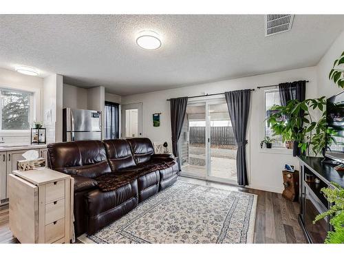 31042 Range Road 281, Rural Mountain View County, AB - Indoor Photo Showing Living Room