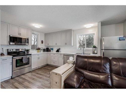 31042 Range Road 281, Rural Mountain View County, AB - Indoor Photo Showing Kitchen