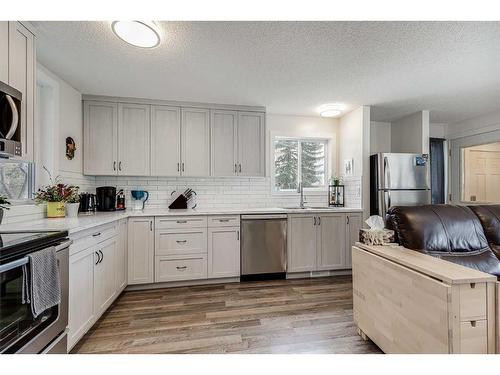 31042 Range Road 281, Rural Mountain View County, AB - Indoor Photo Showing Kitchen