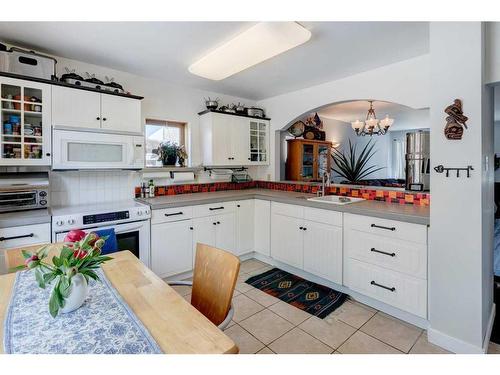 4007 Centre A Street Ne, Calgary, AB - Indoor Photo Showing Kitchen