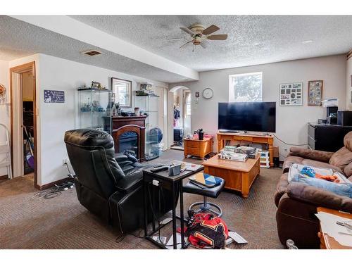 4007 Centre A Street Ne, Calgary, AB - Indoor Photo Showing Living Room