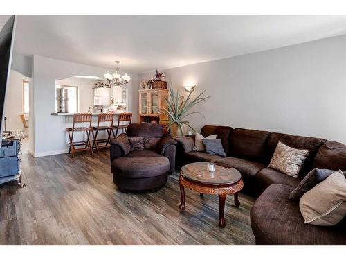 4007 Centre A Street Ne, Calgary, AB - Indoor Photo Showing Living Room