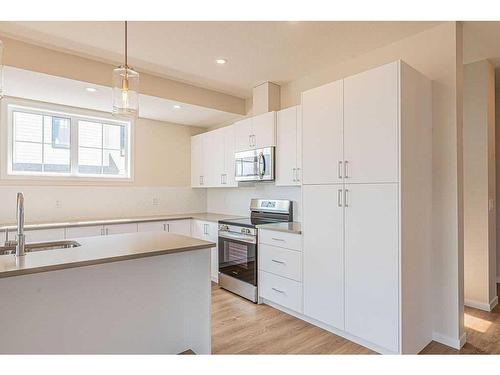 117 South Point Manor Sw, Airdrie, AB - Indoor Photo Showing Kitchen