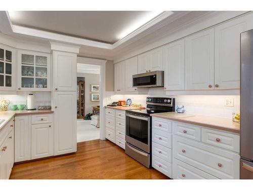 14228 Park Estates Drive Se, Calgary, AB - Indoor Photo Showing Kitchen