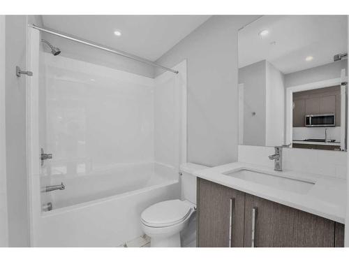 2117-395 Skyview Parkway Ne, Calgary, AB - Indoor Photo Showing Bathroom